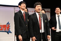 「ハイスクールマンザイ2023」開幕を宣言するロングコートダディ。