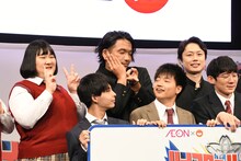 かわいいポーズをする見取り図・盛山（後列2人目）。