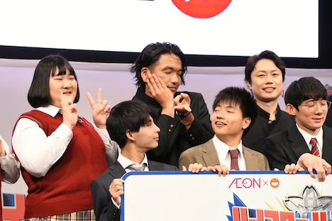 かわいいポーズをする見取り図・盛山(後列2人目)。