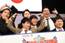 レイジークラフト安本に面白いポーズをさせるロングコートダディ堂前。