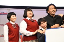 レイジークラフト石山と家族写真のようなポーズを取るヨネダ2000愛。