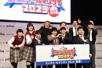 面白いポーズを求められる一同。