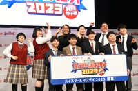 ムービー用に動きのあるポーズを求められる一同。