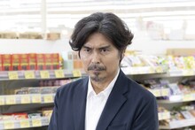 「夕暮れ時の葛藤」より、小澤征悦。(c)日本テレビ