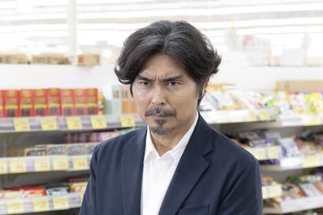 「夕暮れ時の葛藤」より、小澤征悦。(c)日本テレビ