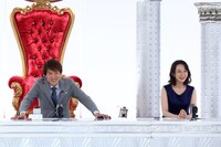 左から千原ジュニア、竹上萌奈アナウンサー。(c)カンテレ