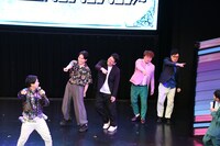 ワンチュダンスをしながら登場するゲストたち。