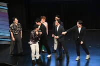 粉を振っているというヤジマリー。の頭皮に興味津々のアインシュタイン稲田。