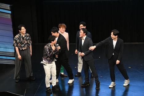 粉を振っているというヤジマリー。の頭皮に興味津々のアインシュタイン稲田。