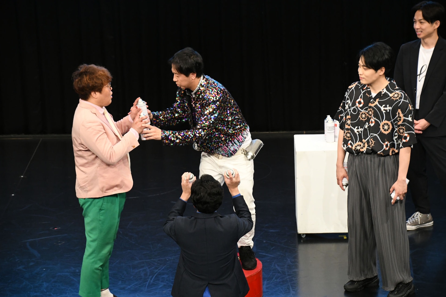 スプレー合唱団をセッティングするヤジマリー。。