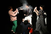 スプレー合唱団を指揮するヤジマリー。。