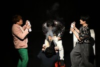 スプレー合唱団を指揮するヤジマリー。。