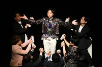 全員での合唱を指揮するヤジマリー。。