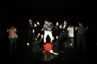 立体感のあるフォーメーションで合唱。