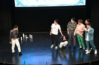 しゃがみ込んでしまったマユリカ阪本を心配する一同と、孤立するヤジマリー。（右）。