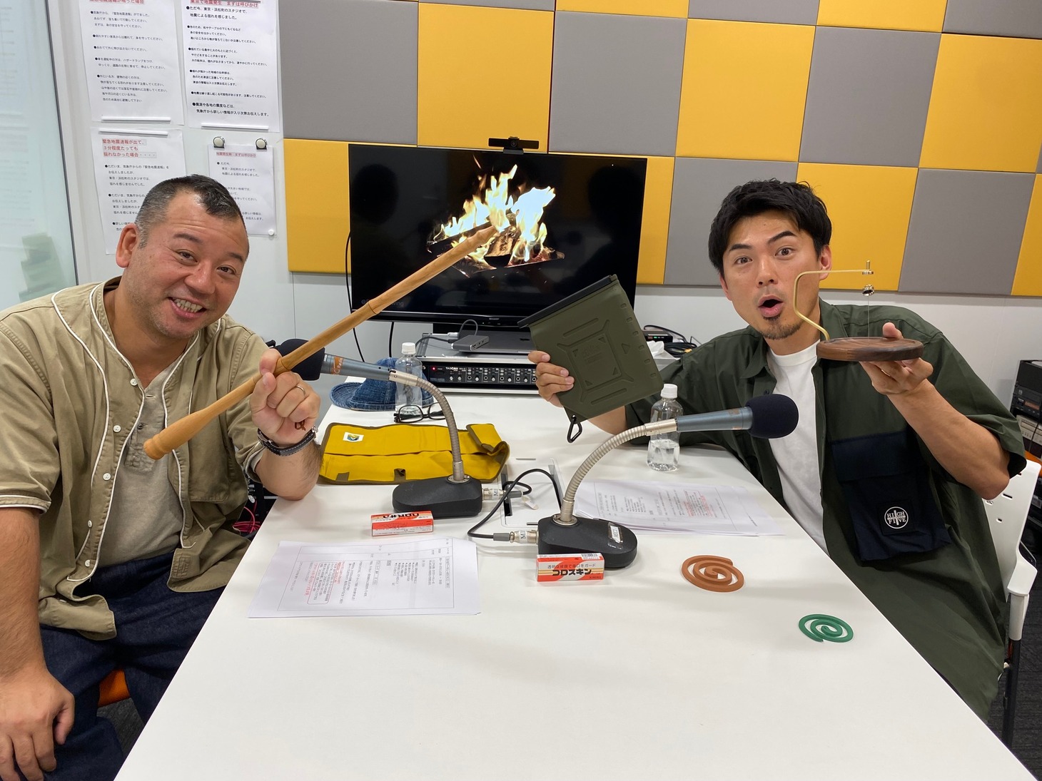 「TAKIBIST～タキビスト～焚火の前で語ろう」でキャンプギア自慢大会を繰り広げる（左から）バイきんぐ西村、たけだバーベキュー。(c)ABCラジオ