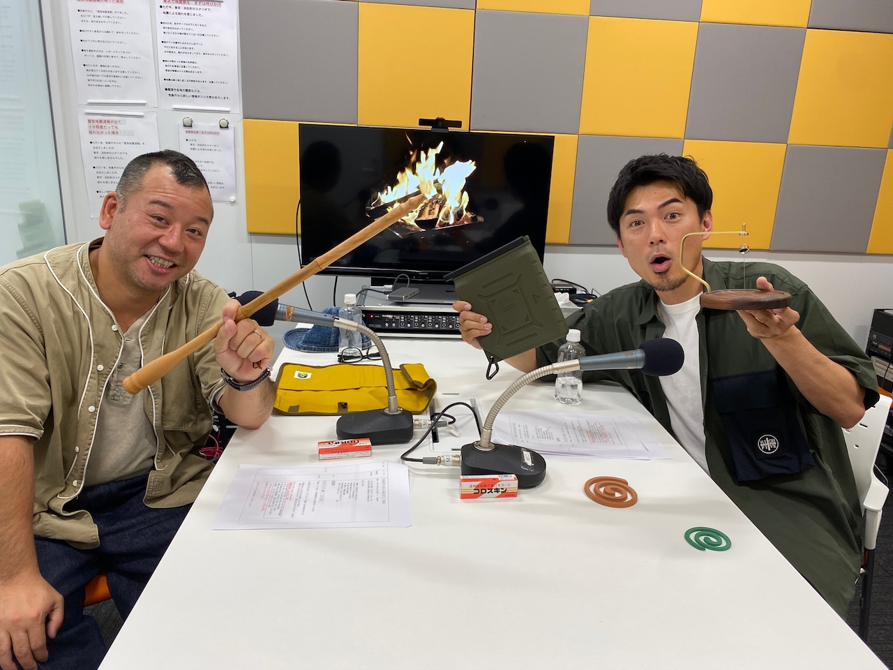 「TAKIBIST～タキビスト～焚火の前で語ろう」でキャンプギア自慢大会を繰り広げる（左から）バイきんぐ西村、たけだバーベキュー。(c)ABCラジオ