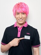 HMV&BOOKS SHIBUYAの一日店長に扮したEXIT兼近。