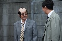 加藤茶と東京03飯塚。(c)フジテレビ