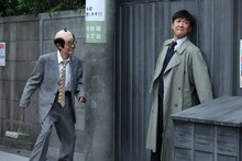 「ドリフに大挑戦！夏だ！コントだ！大笑いSP」でコント「張り込みと酔っ払い」を披露する（左から）加藤茶、東京03飯塚。(c)フジテレビ