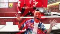 Web動画「ゴルゴ松本が突撃！夏の辛旨×爽快体験編」のワンシーン。