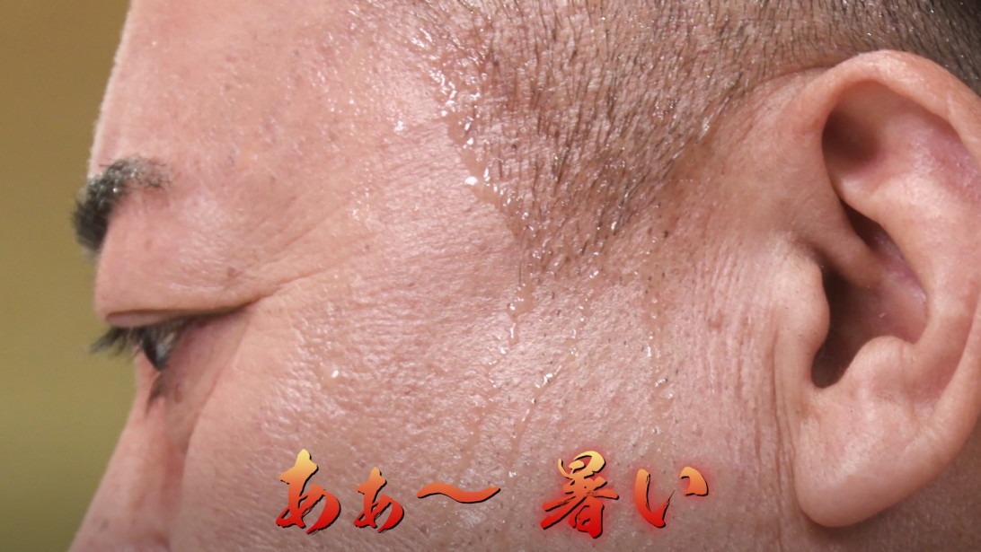 Web動画「ゴルゴ松本が突撃！夏の辛旨×爽快体験編」のワンシーン。