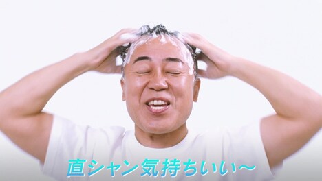 Web動画「ゴルゴ松本が突撃！夏の辛旨×爽快体験編」のワンシーン。