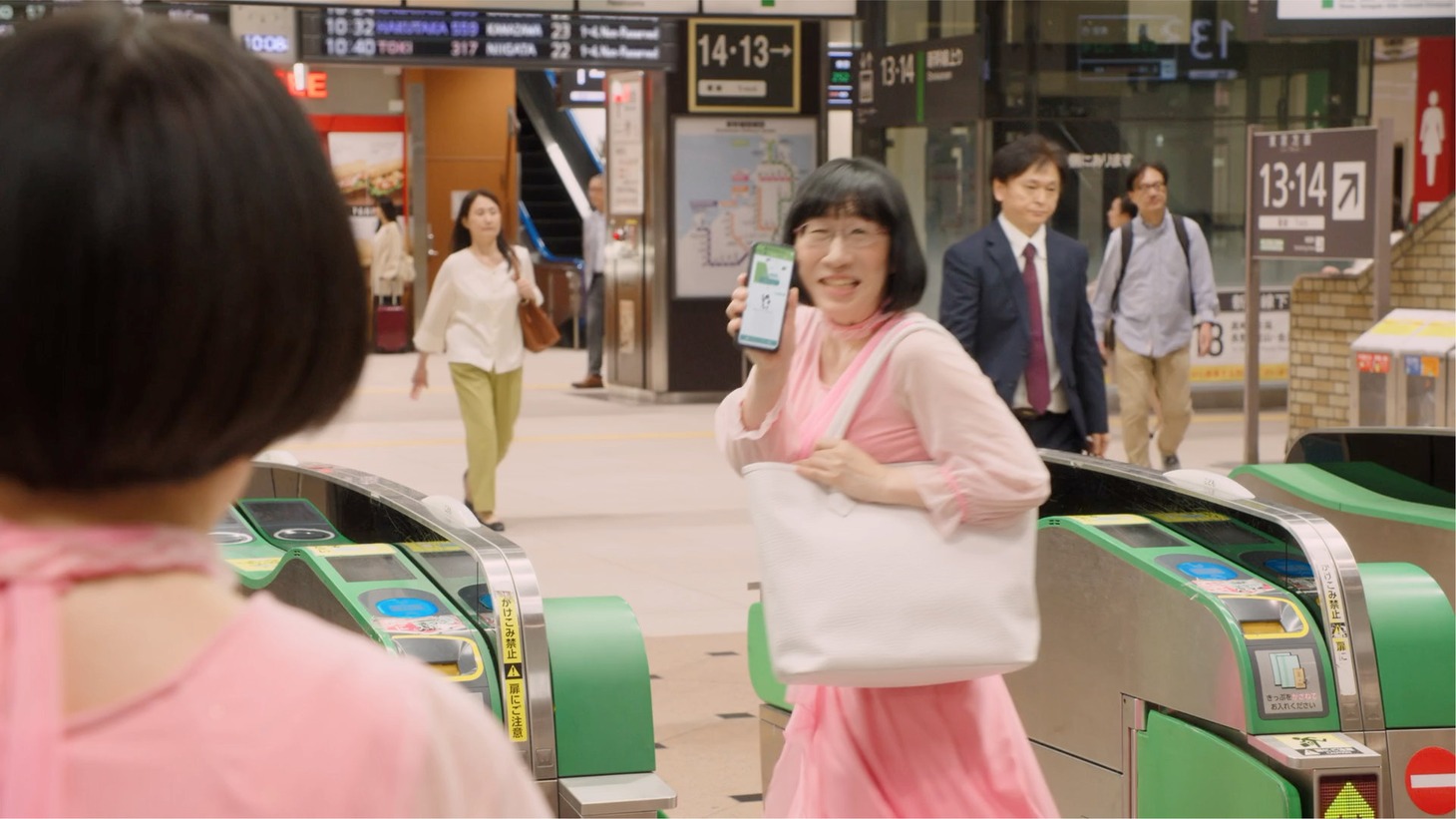 新動画「Suicaで乗るならタッチでGo！新幹線」のワンシーン。