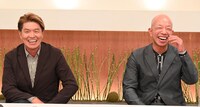 囲み取材に出席する（左から）ヒロミ、バイきんぐ小峠。(c)中京テレビ