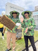 養蜂を体験するラニーノーズ。