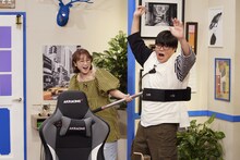 ライス関町が防犯グッズで鈴木奈々に捕らえられるワンシーン。(c)ABCテレビ