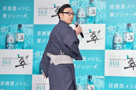 夏帆に続いて浴衣姿を見せるために回転する東京03角田。