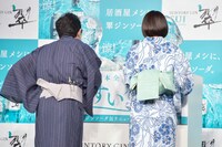 完全に背を向けて自身の氷像をチェックする東京03角田と夏帆。