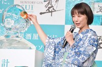 自身の氷像に髪飾りを添える夏帆。