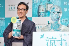 メガネをかけた自身の氷像と東京03角田。