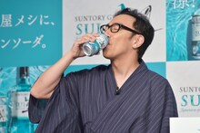 「翠ジンソーダ缶」を試飲する東京03角田。