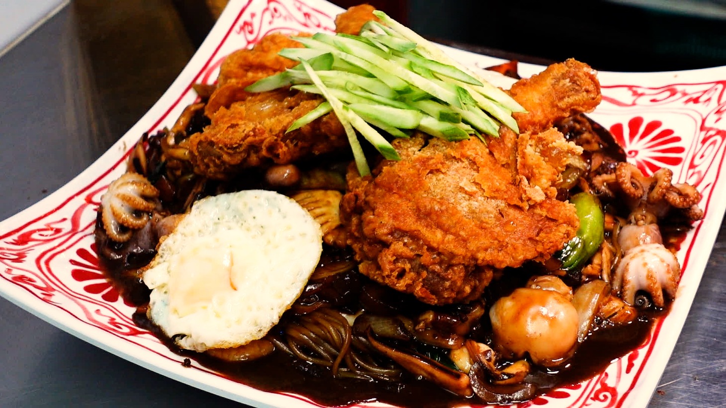 「世界未開グルメ」に登場する料理。(c)日本テレビ
