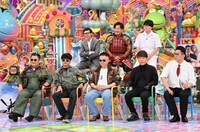 好きな作品の衣装で「アメトーーク！」に集結する「トム・クルーズ大好き芸人」たち。(c)テレビ朝日