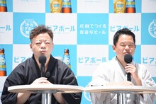 白いテーブルに反射した光でずっと前が見えていないダイアン・ユースケ（左）。