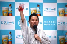 乾杯するダイアン津田。