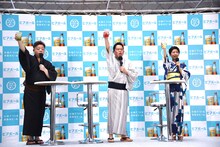 乾杯する（左から）ダイアン、黒島結菜。