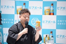 乾杯するダイアン・ユースケ。