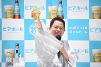 乾杯するダイアン津田。