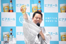 ビアボールで乾杯するダイアン津田。