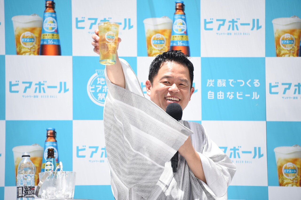 ビアボールで乾杯するダイアン津田。
