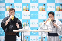 自分で作ったビアボールを試飲するダイアン。