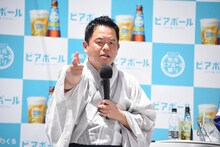 オリジナルギャグ「ビアビアボール！」を披露するダイアン津田