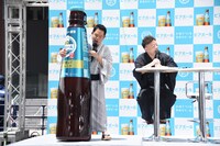 大きなビアボールを抱えるダイアン津田（左）。