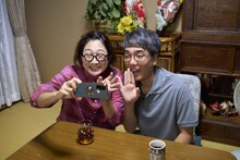 ドラマ「癒やしのお隣さんには秘密がある」より、おぎやはぎ小木（右）と北陽・虻川（左）の出演シーン。