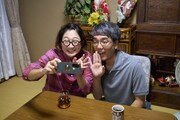 ドラマ「癒やしのお隣さんには秘密がある」より、おぎやはぎ小木(右)と北陽・虻川(左)の出演シーン。